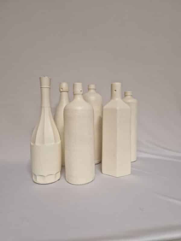 Ensemble Vases et bouteilles peints couleur beige