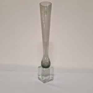 Vase en verre fin sur pied carré