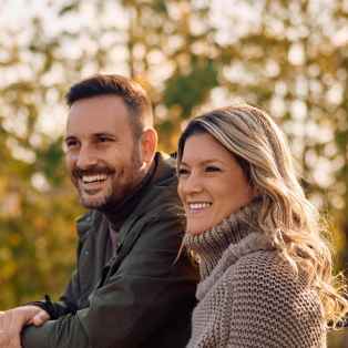 photo d'un couple, homme brun et femme blonde