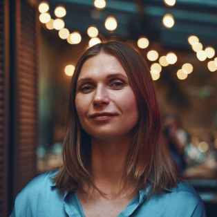 photo d'une femme rousse souriante